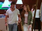 Marina Ruy Barbosa e Klebber Toledo passeiam por shopping no Rio
