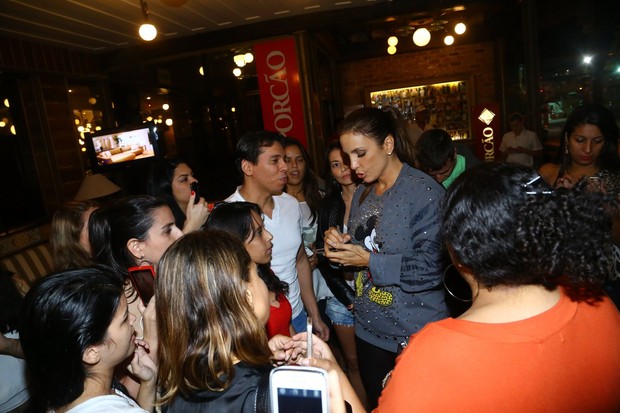 Ivete Sangalo atendeu os fãs na saída do restaurante (Foto: Marcello Sá Barretto / AgNews)