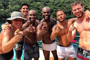 Luciano Huck, Neymar, Thiaguinho, Medina e amigos curtem Ano Novo em Angra dos Reis (Foto: Reprodu&ccedil;&atilde;o/Instagram)