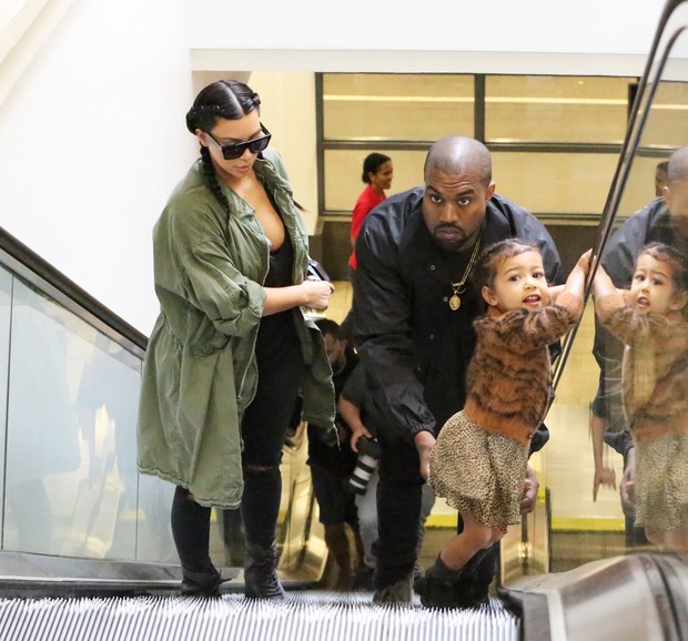 Kim Kardashian, Kanye West e North West (Foto: ROL/X17online.com)