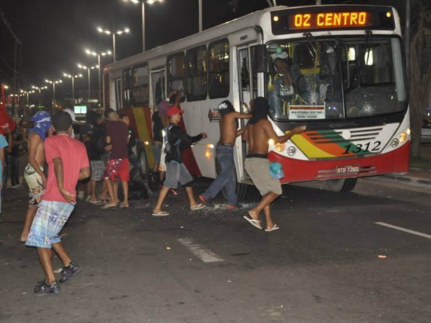 Vândalos invadem ônibus municipal em Cubatão, SP (Foto: Rodrigo Fernandes Ribeiro/VC no G1)