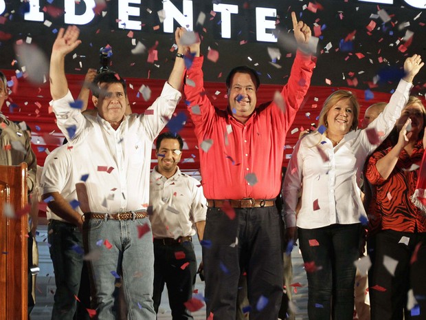 Horacio Cartes (de camisa branca) comemora o resultado das eleições Paraguai. Ele foi eleito o novo presidente do país (Foto: Mario Valdez/Reuters)