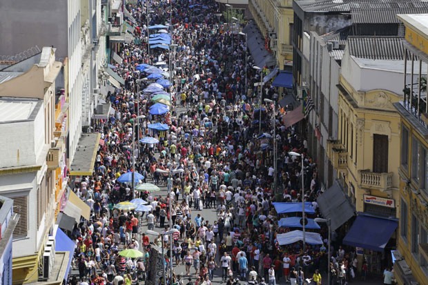 Consumidores lotam neste sábado (14) em São Paulo a Rua 25 de Março, tradicional centro de comércio popular no centro da cidade, a 10 dias da noite de Natal. (Foto: Nelson Antoine/Fotoarena/Estadão Conteúdo)