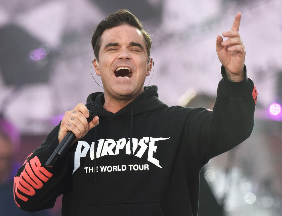 Robbie Williams canta no One Love Manchester (Foto: Dave Hogen / AP)