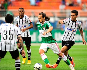 Do chororô aos chutes no vácuo: Valdivia reencontra o Corinthians