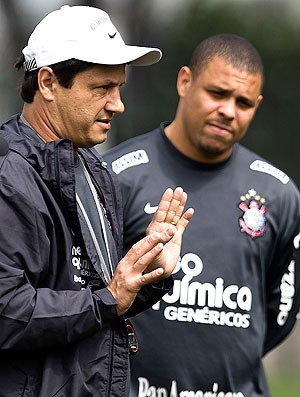 Adilson Batista e Ronaldo no treino do Corinthians (Foto: Daniel Augusto Jr. / Ag. Estado)