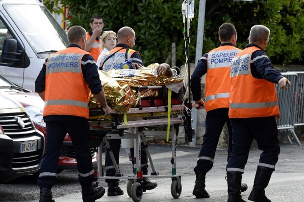 Serviços de emergência prestam atendimento a vítimas de acidente perto de Puisseguin , na França, que deixou 42 mortos (Foto: Jean-Pierre Muller/ AFP) Serviços de emergência prestam atendimento a vítimas de acidente perto de Puisseguin , na França, que deixou 42 mortos (Foto: Jean-Pierre Muller/ AFP)