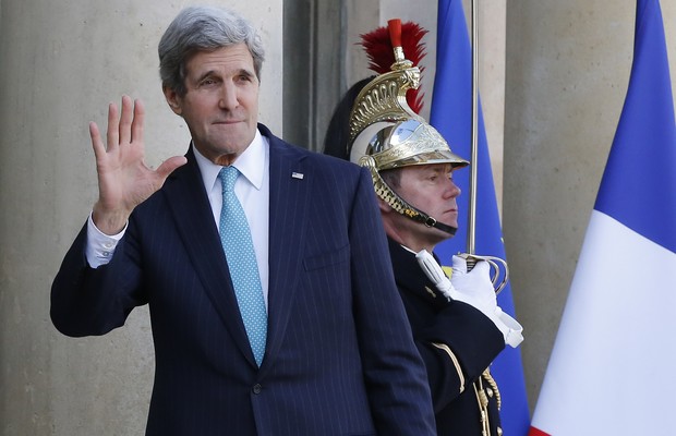 O secretário de Estado dos EUA, John Kerry, chega a Paris para se reunir com diplomatas da União Europeia, Rússia e Ucrânia para discutir a crise na Crimeia (Foto: AP Photo/Michel Euler)