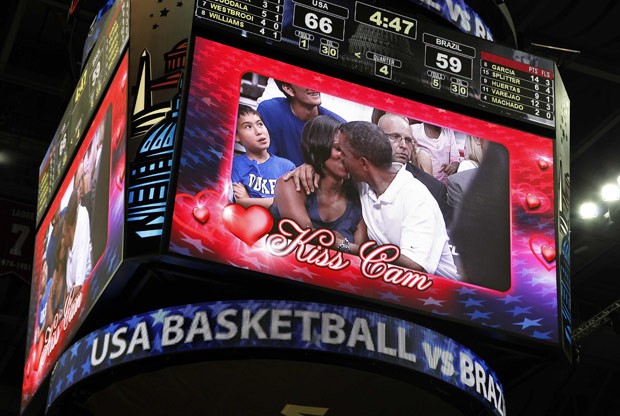 O presidente dos EUA, Barack Obama, e a primeira-dama Michelle foram flagrados pela 'câmera do beijo', durante intervalo em jogo amistoso de basquete entre EUA e Brasil em Washington, na noite desta segunda-feira (16) (Foto: Jonathan Ernst/Reuters) O presidente dos EUA, Barack Obama, e a primeira-dama Michelle foram flagrados pela 'câmera do beijo', durante intervalo em jogo amistoso de basquete entre EUA e Brasil em Washington, na noite desta segunda-feira (16) (Foto: Jonathan Ernst/Reuters)