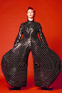 Um dos looks mais icônicos usados por Bowie foi o macacão da imagem acima, de Kansai Yamamoto