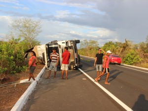 Caminhão tombou em cima do acostamento na BR-343, no Norte do Piauí (Foto: Dfran Veras/TV Clube)