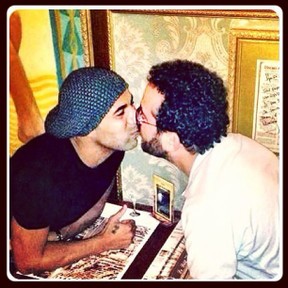 Emerson Sheik dando selinho em amigo (Foto: Reprodução/ Instagram)