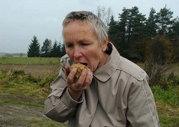 Moradora de uma vila russa tem uma alimentação até certo ponto exótica: ela come areia. Seu estranho cardápio chama atenção dos moradores (Foto: Reprodução)