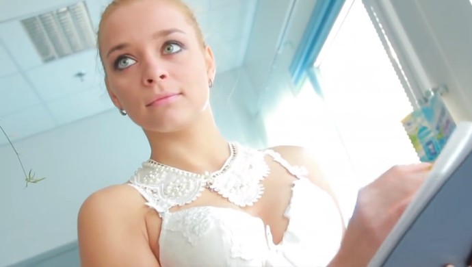 Equipe de hóquei russa faz ação de marketing utilizando caixas só de lingerie (Foto: Frame Youtube)