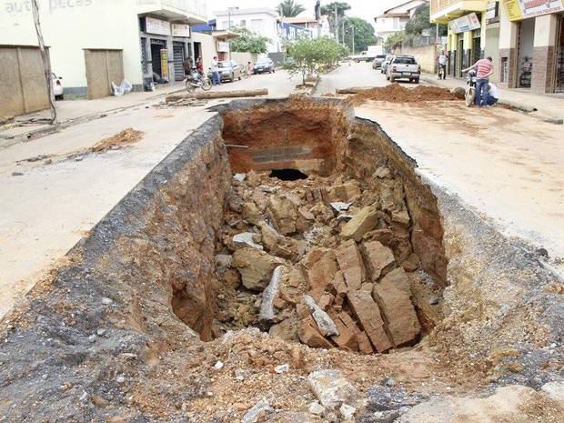 Cratera se abriu por conta das chuvas em Bambuí (Foto: Marco Antônio/Tv Bambuí) Cratera se abriu por conta das chuvas em Bambuí (Foto: Marco Antônio/Tv Bambuí)