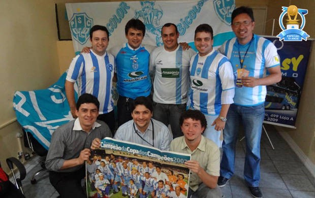 Após 10 anos, torcedores se reencontram e lembram da conquista da Copa dos Campeões (Foto: Gustavo Pêna/GLOBOESPORTE.COM)