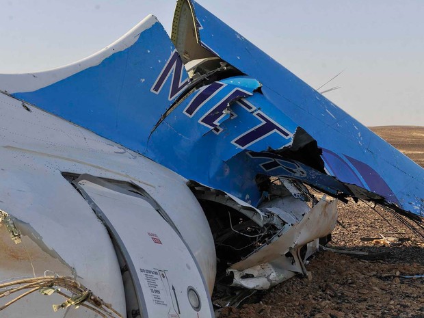 Destroço do avião que caiu neste sábado (31) é visto em Hassana, no Sinai egípcio (Foto: Suliman el-Oteify, Egypt Prime Minister&#39;s Office via AP)
