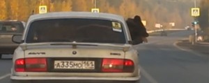 Urso é fotografado 'passeando' de carro em rodovia na Rússia (Reprodução/YouTube/ViralHog)