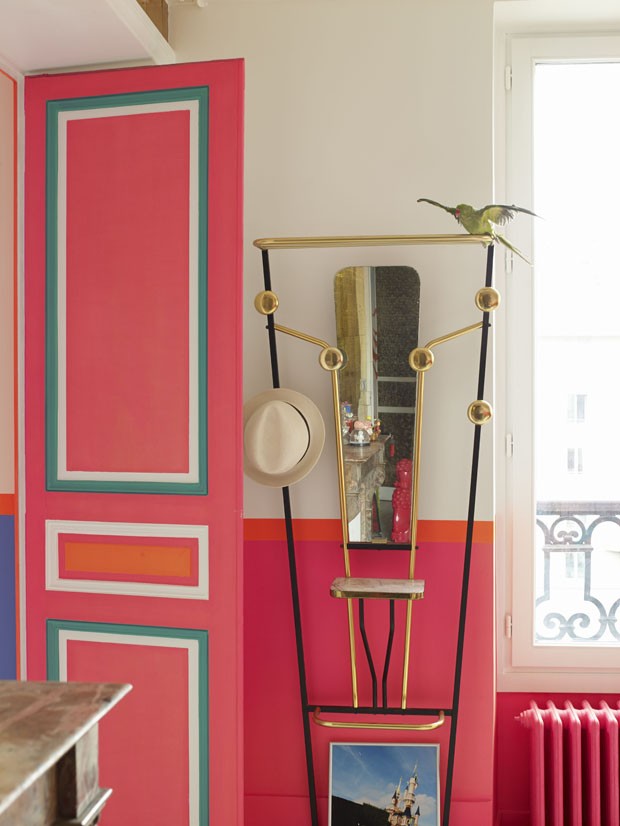 Estilista Manish Arora tem apartamento multicolorido e com peças garimpadas (Foto: Gaelle Le Boulicaut)