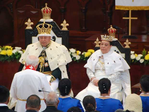O recém-coroado rei Tupou VI e a rainha Nanasipau'u (Foto: Linny Folau / Magangi Tonga / via AP Photo)