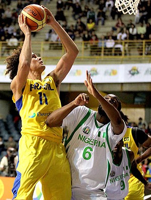 Anderson Varejão na partida de basquete Brasil x Nigéria (Foto: Gaspar Nóbrega  / Inovafoto)