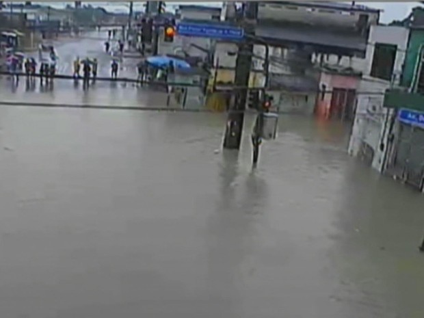Avenida Dois Rios, no Ibura, está alagada, mais uma vez (Foto: Reprodução / CTTU)