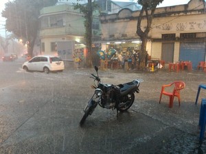 Chuva forte deixa o Rio em estágio de atenção na tarde deste domingo (Foto: Vicente Seda/Globo Esporte)