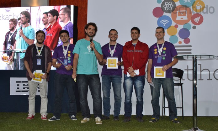 Grupo que ficou em terceiro lugar, com o Momento no Hackathon GLobo (Foto: Zingara Lofrano / TechTudo) Grupo que ficou em terceiro lugar, com o Momento no Hackathon GLobo (Foto: Zingara Lofrano / TechTudo)