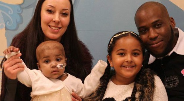Layla com sua mãe Lisa, o pai Ashleigh e a irmã Reya (Foto: Great Ormond Street Hospital/BBC)