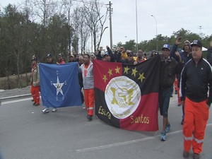 Estivadores em protesto após deixaram o navio invadido (Foto: Reprodução/TV Tribuna)