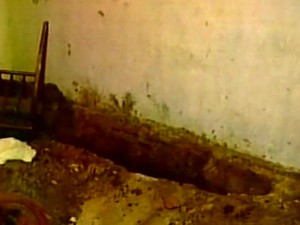 Uma das covas encontradas na casa do suspeito (Foto: TV Diário/Reprodução)