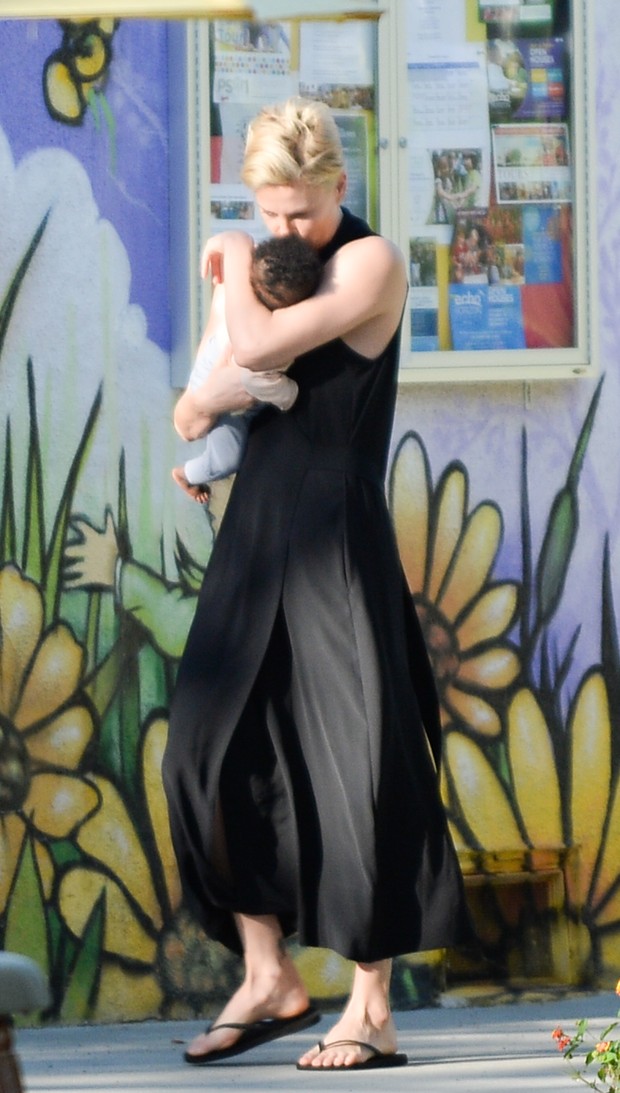 Charlize Theron passeia com os filhos August e Jackson  (Foto: Grosby Group)