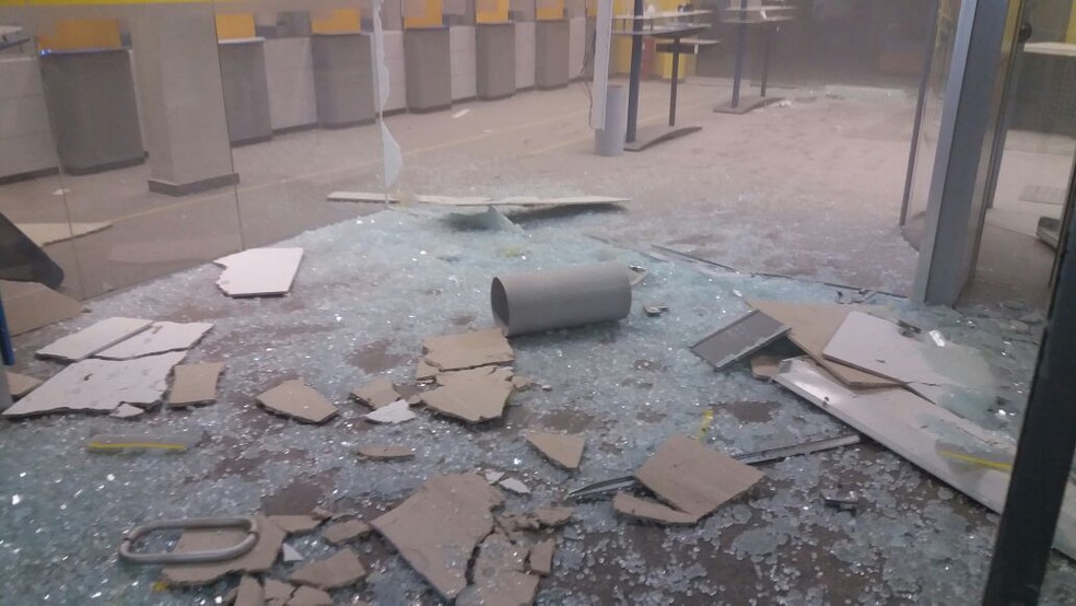 Criminosos explodiram agência do Banco do Brasil, em Gurupi (Foto: Jairo Santos/TV Anhanguera)