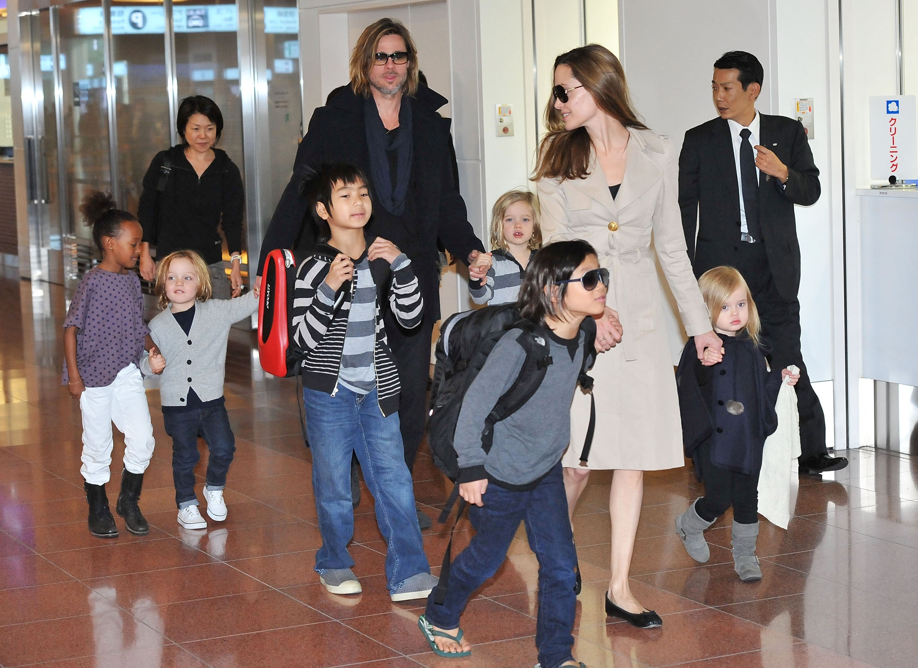 Brad Pitt e Angelina Jolie em registro de 2011 com os seis filhos: Maddox, Pax, Zahara, Shiloh, Knox e Vivienne  (Foto: Getty Images)