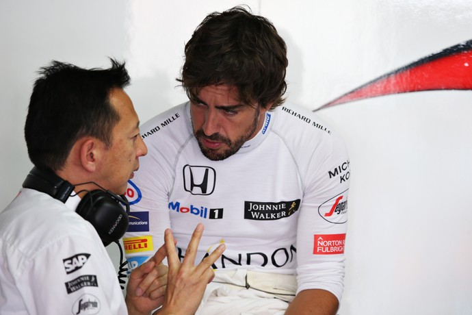 Yusuke Hasegawa conversa com Fernando Alonso (Foto: Getty Images)