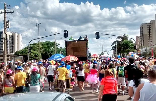 Foliões durante desfile do Pacotão no carnaval 2015 (Foto: Lucas Nanini/G1) Foliões durante desfile do Pacotão no carnaval 2015 (Foto: Lucas Nanini/G1)
