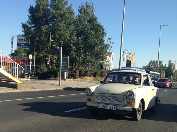 Trabant, o modelo soviético produzido entre 1957 e 1991, ainda roda pelas ruas de Budapeste  (Foto: Priscila Dal Poggetto/G1)
