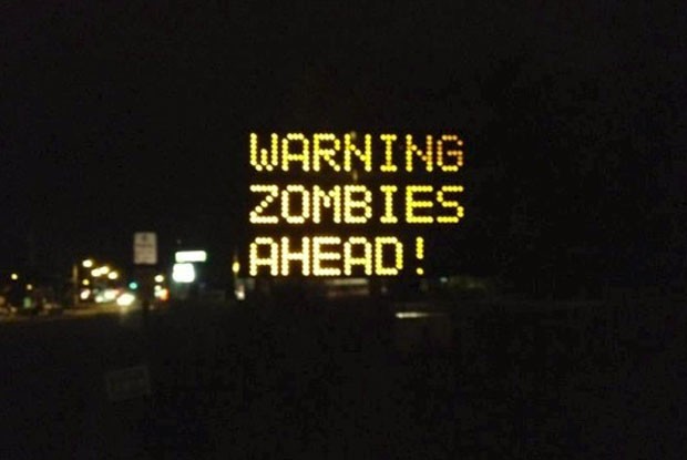 Placa exibiu mensagem 'cuidado: zumbis na pista'. (Foto: Reprodução)