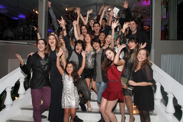 Bruna Griphao e os convidados de sua festa de 15 anos (Foto: Anderson Borde/AgNews)