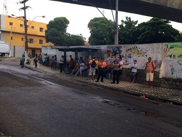 Natalenses lotam paradas de ônibus nesta quinta-feira (12) (Foto: Fernanda Zauli/G1)