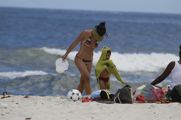 Juliana Knust com o filho na praia (Foto: Dilson Silva / AgNews)