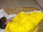 Filho de Isabeli Fontana dorme em cesta de vime