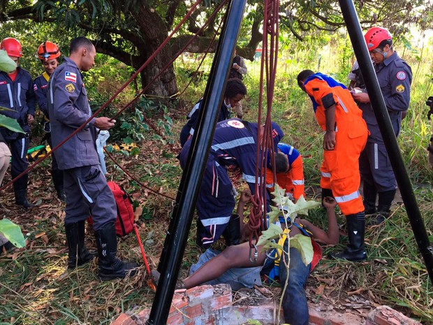 Homem é resgatado após cair em cisterna de 18 metros em Feira de Santana (Foto: Divulgação/Corpo de Bombeiros)