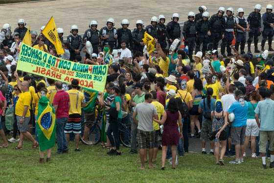 Manifestantes pedem saída de Dilma Rousseff (Foto: Ed Ferreira/ Ag. O Globo)