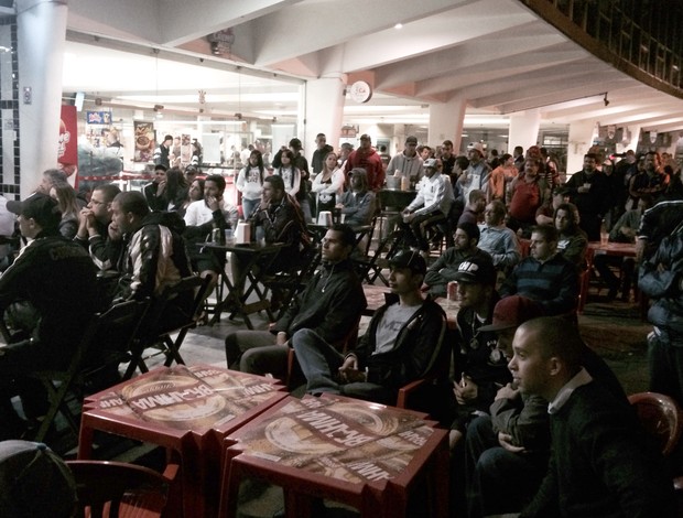 Fãs do Timão correm para ver jogos simultâneos do campo e do salão