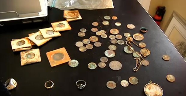 Casal encontrou dezenas de moedas, joias e um anel da marinha americana. (Foto: Reprodução)