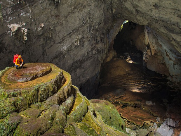 Homem na frente da caverna (Foto: Ryan Deboodt/Divulgao/Oxalis)