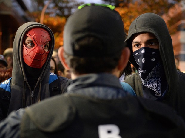 Grupo de mascarados se reúne na manifestação no Leblon (Foto: Tasso Marcelo/AFP)