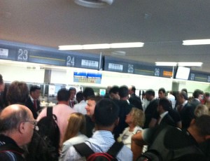 Jogadores do São Paulo na fila da imigração em aeroporto do Japão (Foto: Carlos Augusto Ferrari)