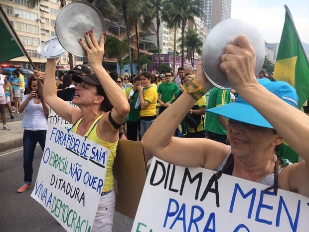 Manifestação em Copacabana, mulher bate panela (Foto: Gabriel Barreira/ G1)